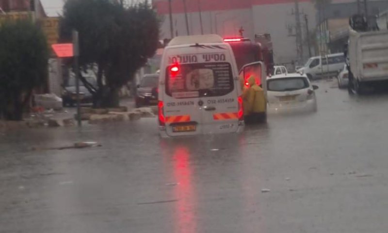 תיעוד מהחילוץ הדרמטי במרכז: נלכדו ברכב וחולצו בסירת הצלה