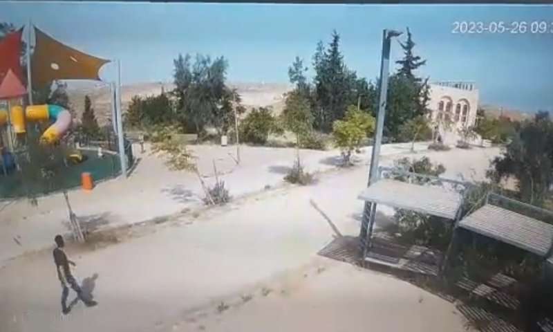 ניסיון הפיגוע בטנא: המחבל צולם חמוש ליד גן ילדים