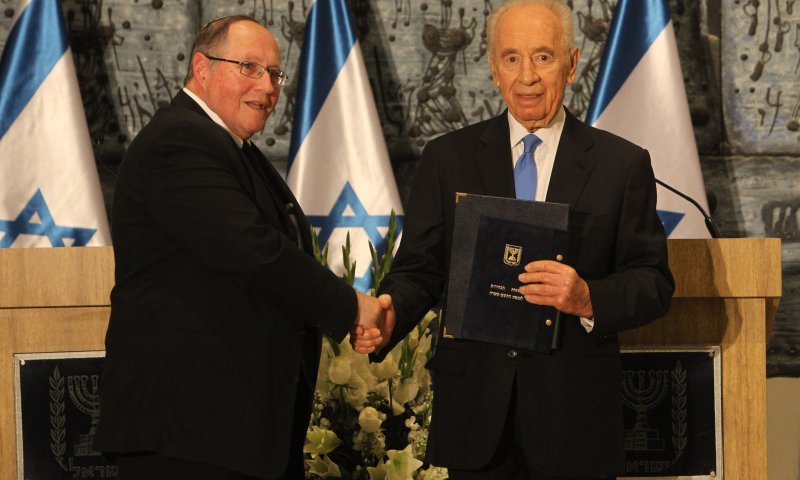 נפרד מעמנו זקוף: אליקים רובינשטיין סופד לשמעון פרס