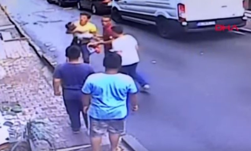תיעוד דרמטי: אדם תפס תינוק שנפל מקומה שנייה