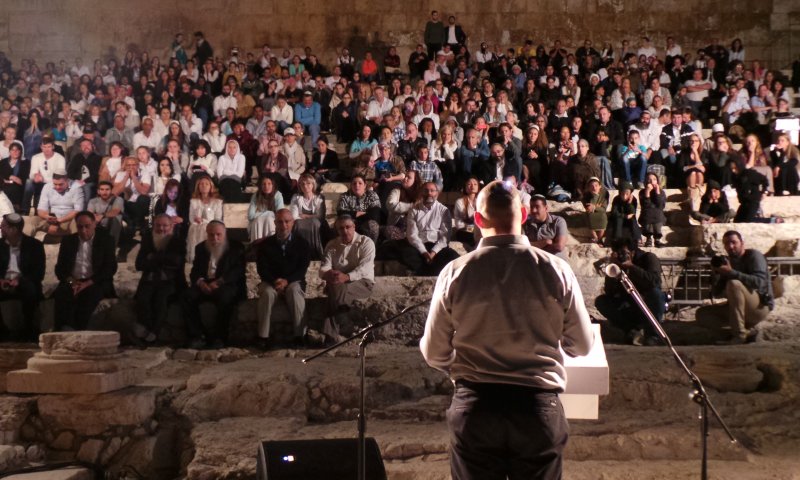 בנט לישראלים שאינם יהודים: מחכה שתתגיירו