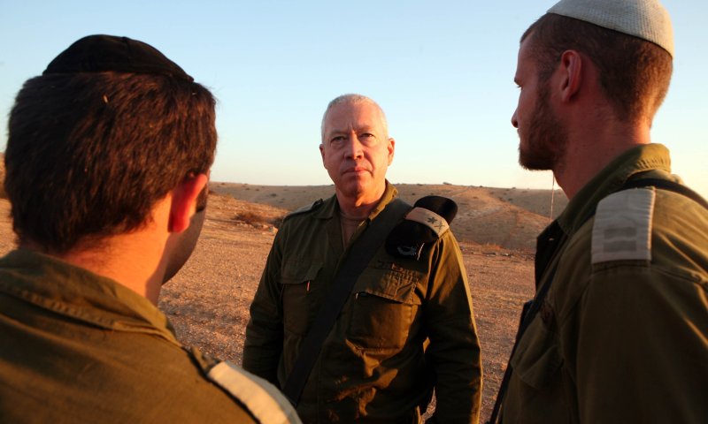 גלנט לא מרים ידיים &ndash; פנה לבג"ץ לעכב את מינוי בני גנץ