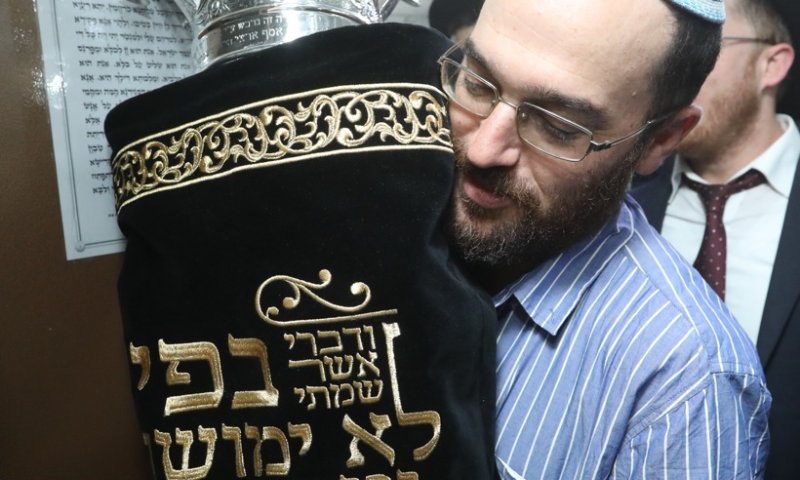 נותרו 24 שעות!!&nbsp;&nbsp;הגרלת 'יד לאחים' על 'ספר התורה מהודר'