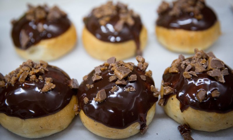 טעים וקל להכנה: סופגניית שוקולד וחמאת בוטנים ביתית