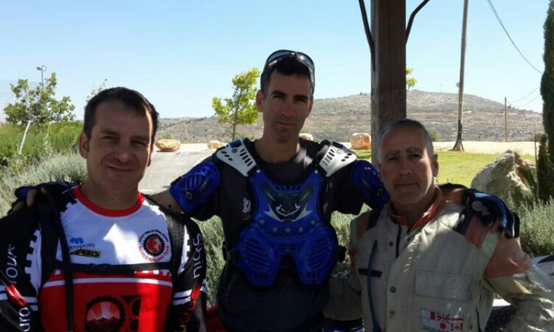 ירד מהחליפה: דני קושמרו יצא לרכיבת שטח באזור בנימין