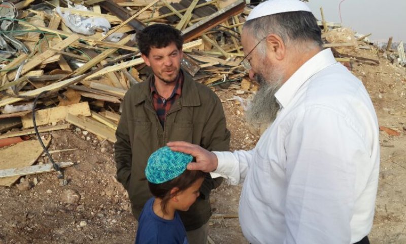 הרב שמואל אליהו ורעייתו ביקרו בביתו ההרוס של שגיא קייזלר