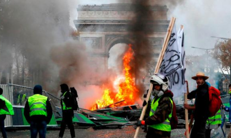 מחאה אלימה בפריז: בניינים הוצתו, מאות מפגינים נעצרו