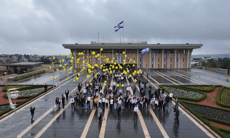 100 ימי שבי: מיצג הזדהות בשערי הכנסת | צפו