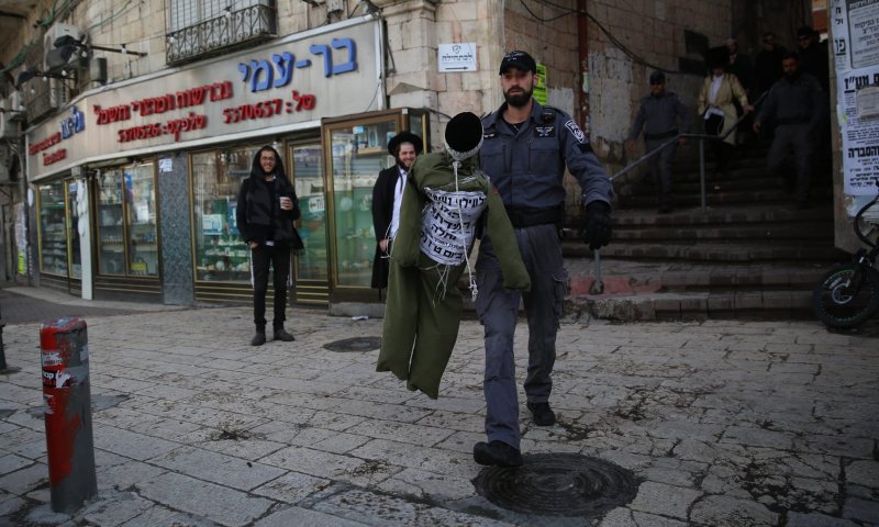 "לעילוי נשמת המן": חרדים קיצונים תלו בובת חייל צה"ל