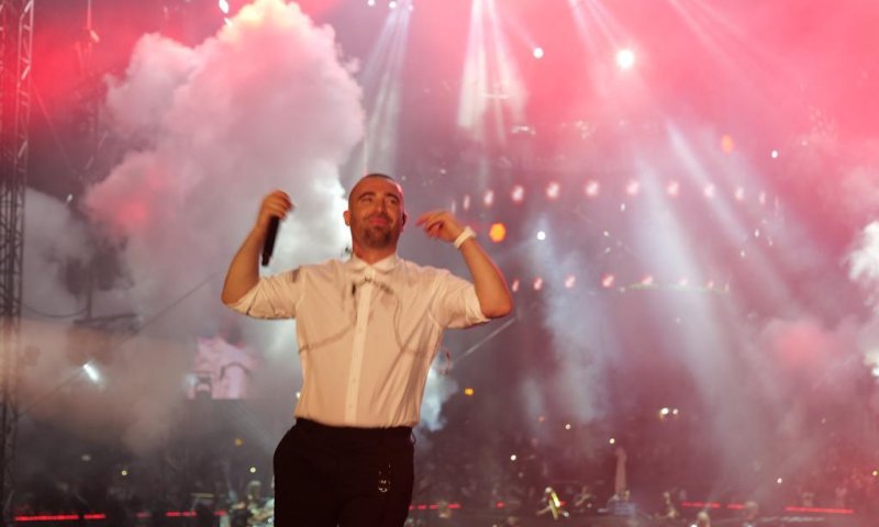 במהלך הופעת חייו: עומר אדם כמעט נשרף. צפו בתיעוד