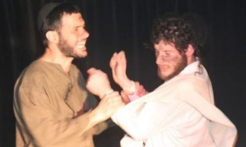 "אחים במחלוקת" &ndash; תאטרון 'אספקלריה' מציב ראי על החברה בישראל