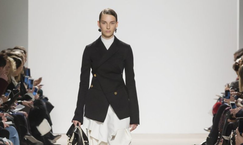 מותג ניו יורקי מציג פנים חדשות ואופנה איכותית