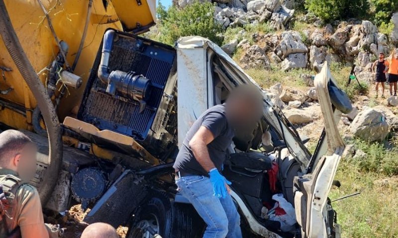 משאית התהפכה במג'דל שמס, פצוע במקום