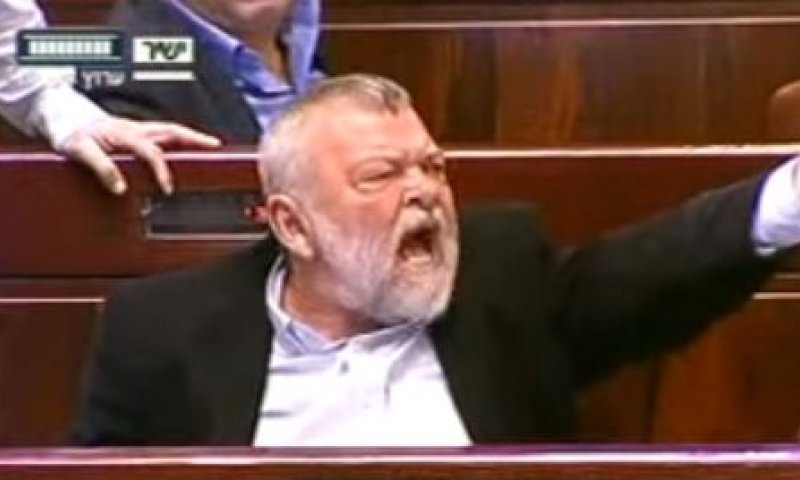 "מי את בכלל? חוצפנית"; צפו באילן גילאון משתולל