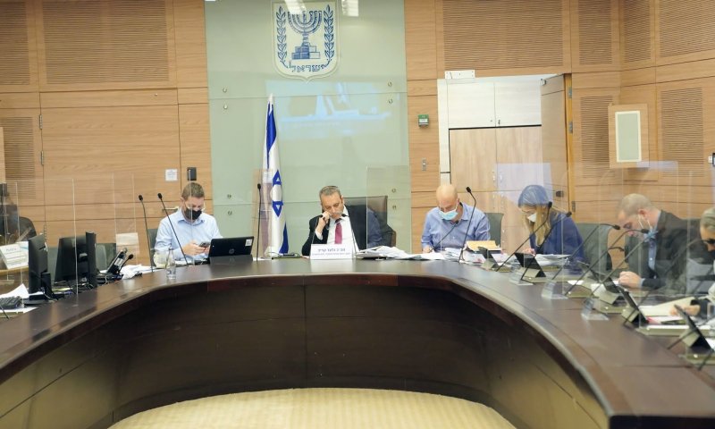 ועדת חוקה אישרה את חוק "פרי העץ המורעל"