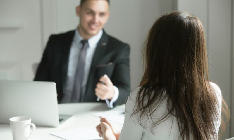 האם נשים מצליחות להשיג העלאת שכר יותר מגברים?