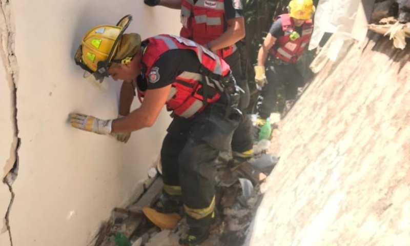 אדם נהרג מקריסת תקרה של בית