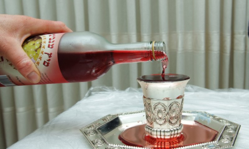 בגלל הרינג: יהודי נדקר במהלך קידוש בבית כנסת