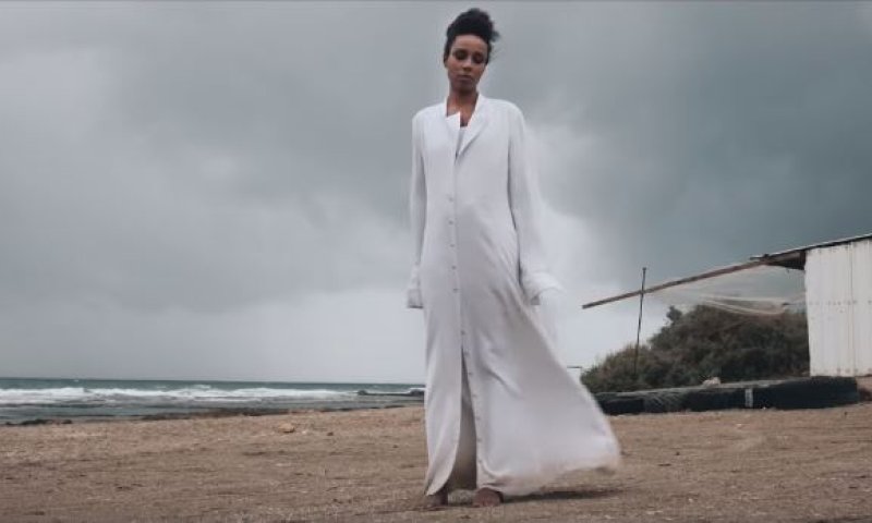 מרגש: הזמרת הבינלאומית בסינגל מלא אמונה