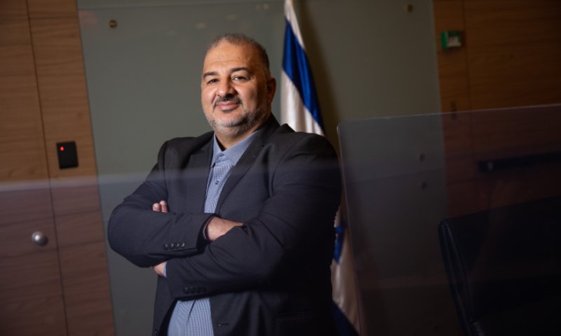 סקר מנדטים: שוויון בין הגושים; רע"מ לשון מאזניים