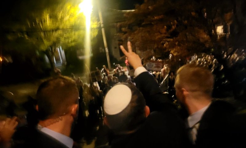 קבלת פנים צוננת: פרו פלסטינים השליכו בקבוקים לעבר בן גביר