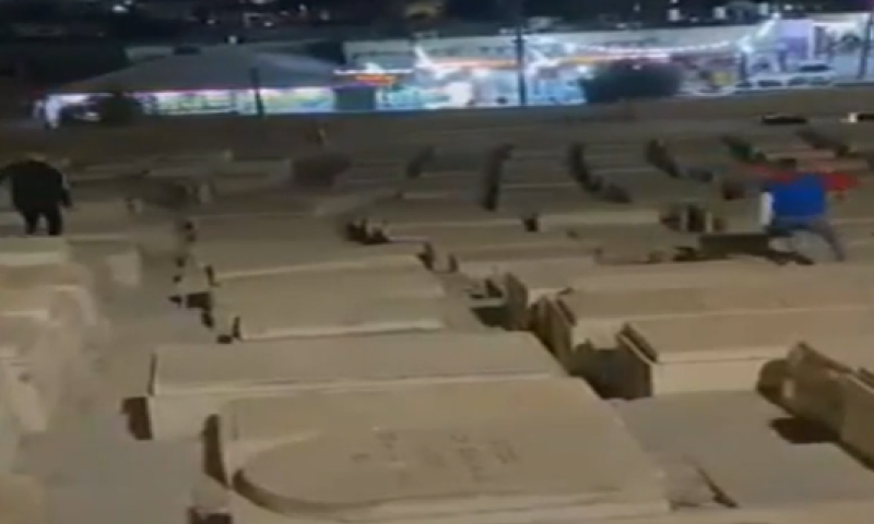מזעזע: ערבי רץ על קברים בבית העלמין בהר הזיתים