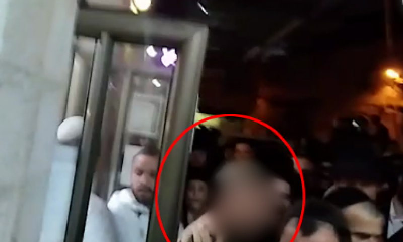 צפו: נכנסו להתפלל עם מדים וחולצו ע"י המשטרה