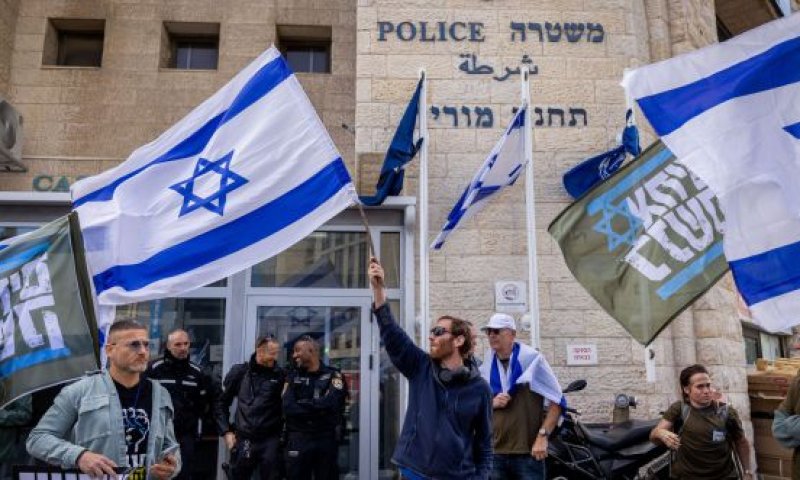 המשטרה מבהירה: 'אינם רשאים להביע דעה פוליטית'