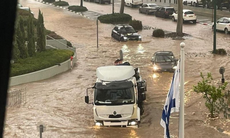 הגשם חזר: כמויות המים הגדולות הציפו את רחובות נתניה