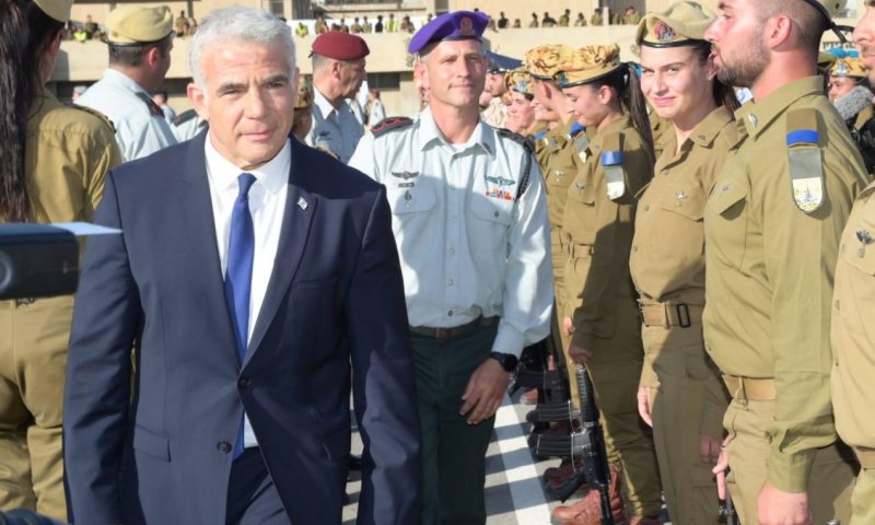 העתירה התקבלה: לפיד ימחוק פוסטים עם חיילים