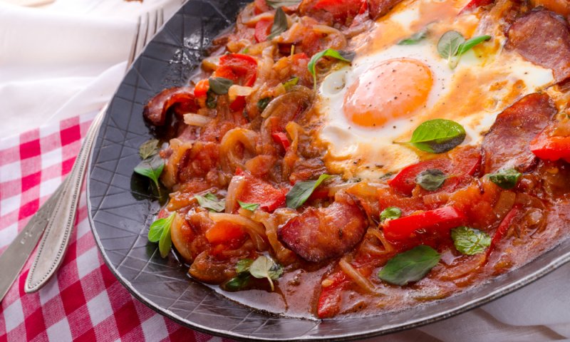 שקשוקה משודרגת, עם בזיליקום וגבינת פטה