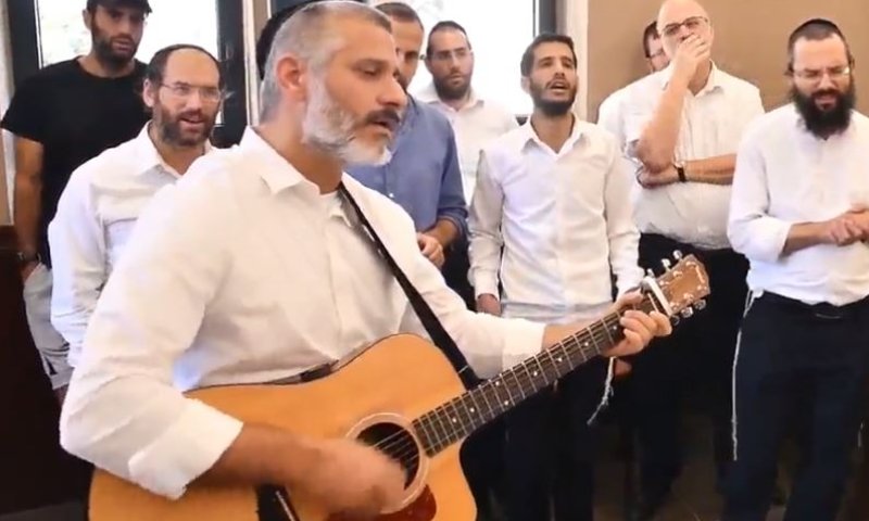 חשמל באוויר: אביתר בנאי עם גיטרה ודיבוק חברים &bull; צפו: