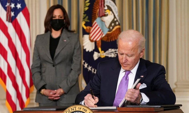 ביידן חתם על חבילת הסיוע בשווי 1.9 טריליון דולר