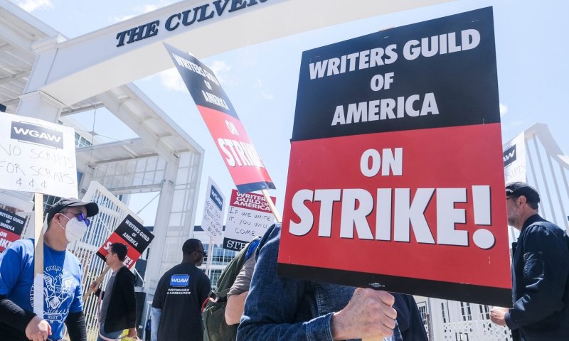 חוזרים לעבודה: שביתת התסריטאים בהוליווד הגיעה לסיומה