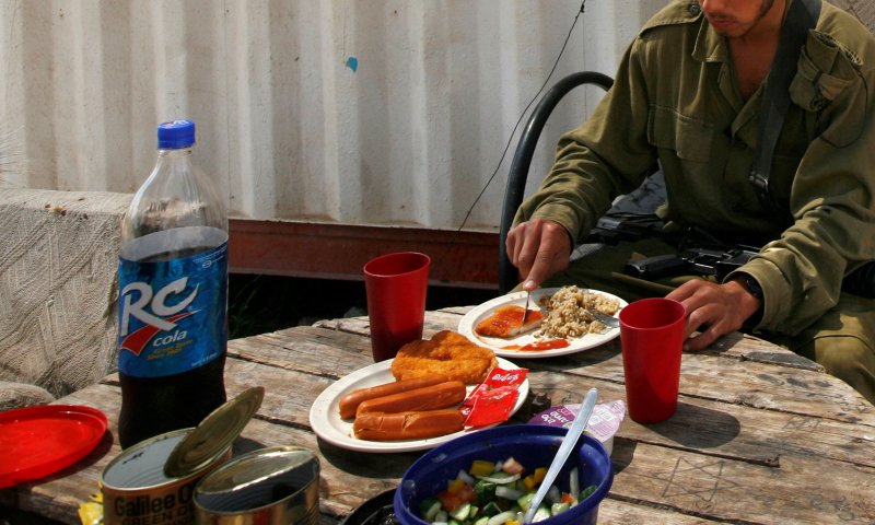 "מראית עין": החייל סולק מחדר האוכל בגלל חלב סויה