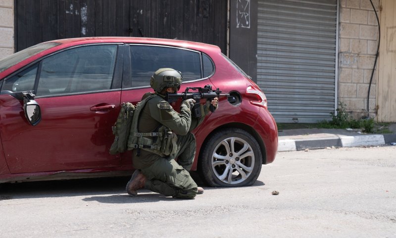 בנשקים שלופים: צה"ל ממשיך בחיפוש אחר המחבל