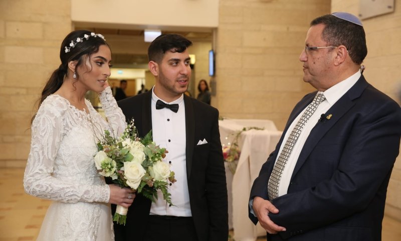 'חתונת קורונה' בלשכת ראש העיר. צפו