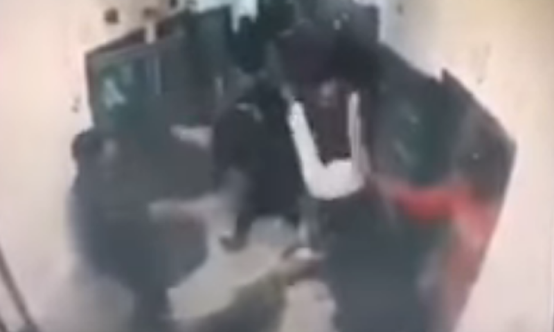 צפו: סוהר דרך על קוראן, אסירים ערבים תקפו בזעם