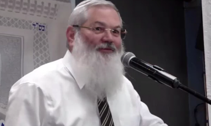 "אני דומה לרב קרוב חזותית אבל רחוק ממנו בתורה"