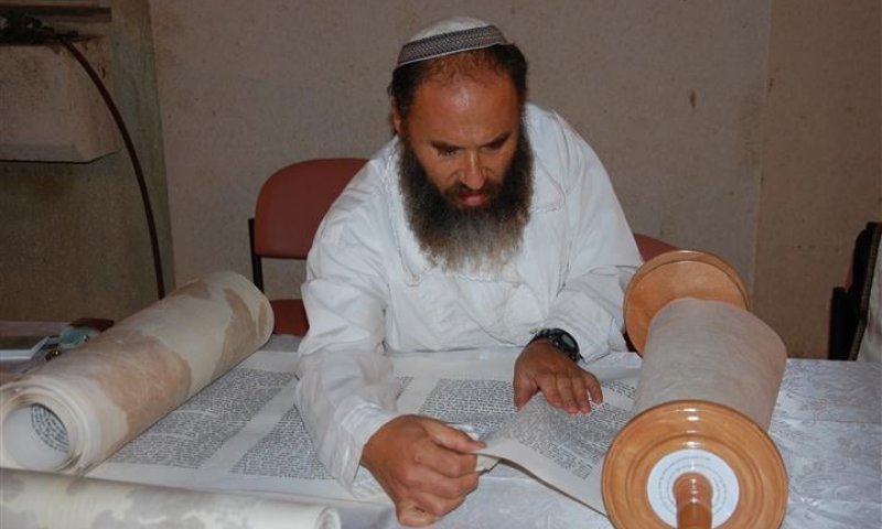 עתניאל: טקס הכנסת ספר תורה שכתב הרב רא"ם הכהן במו ידיו