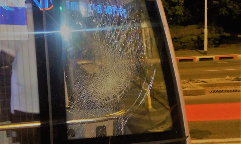 ערבים תקפו יהודי במטרונית בחיפה; נזק נגרם לשמשה