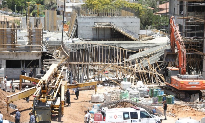 גני תקווה: תקרת בית ספר בבנייה קרסה על הפועלים