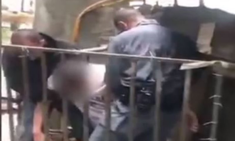 צפו: אדם נלכד בביתו שהוצף וחולץ ברגע האחרון