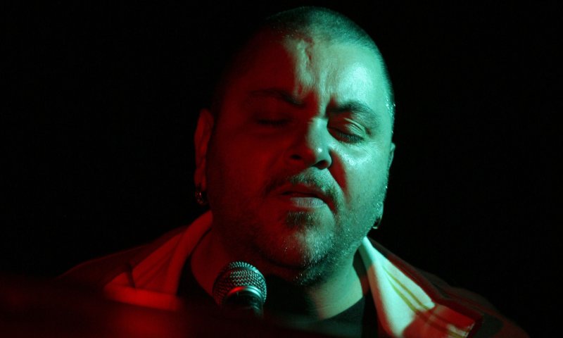 פעילי השמאל נגד ארקדי דוכין: הוא מנגן ושר בהתנחלויות