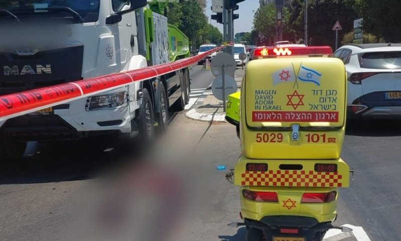 אישה בת 78 נהרגה מפגיעת משאית בתל אביב