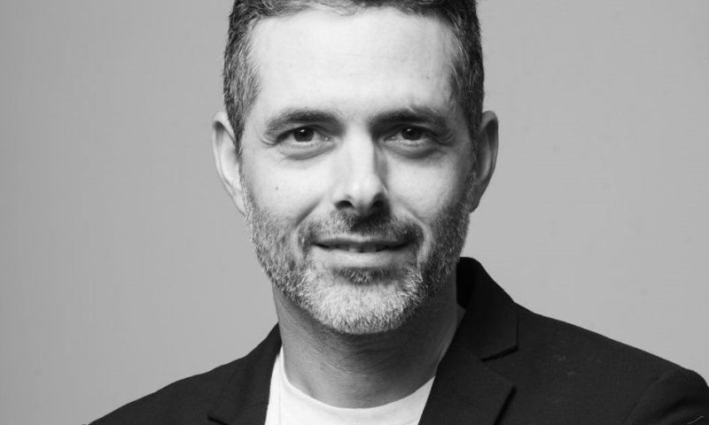 השחקן דן שפירא הגיע לשמוע את המועמד הסרוג בת"א