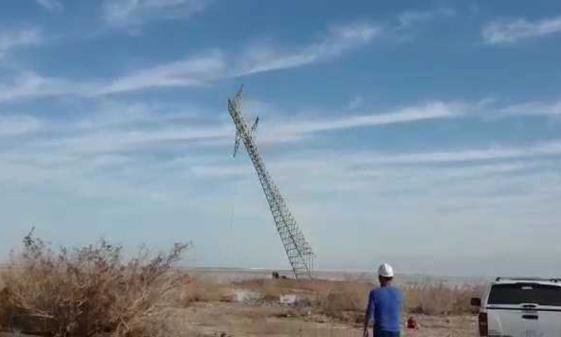 צפו: מפרקים את עמודי החשמל שעמדו בים המלח