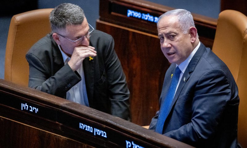 "נתניהו נתן דפיברילטור לגדעון סער"