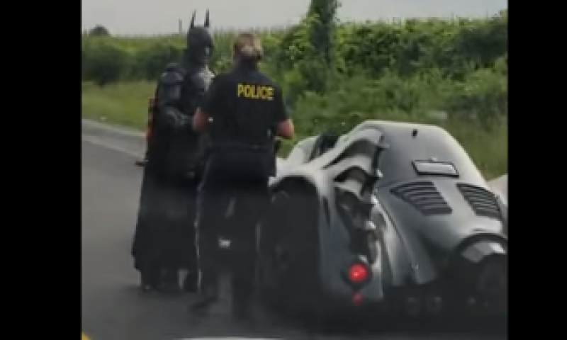 שיגע את הרשת: למה המשטרה עצרה את באטמן?