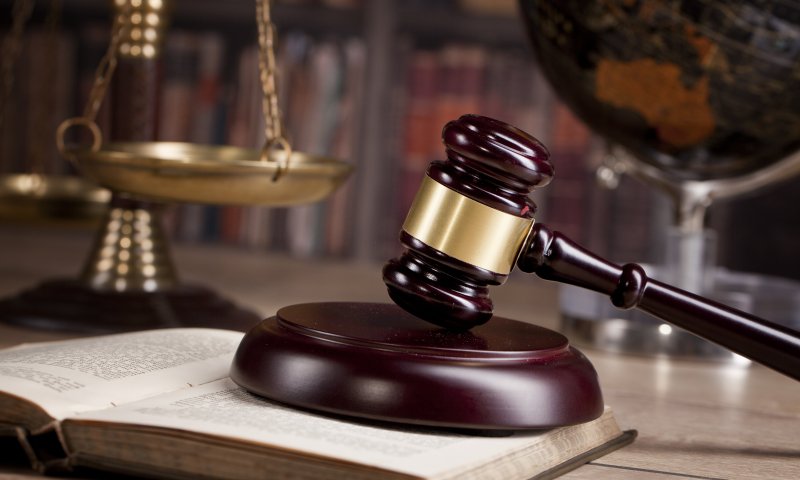 פסיקה תקדימית: קבלן עם קשרים פליליים יורחק ממכרזים ממשלתיים